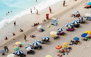 业绩超预期股价却下跌，步入成年的携程挑战重重