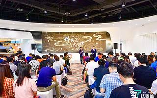 联想发布四款YOGA新机，及智能扫地机器人 | 钛快讯