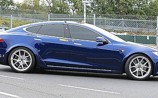 特斯拉在著名賽道上擊敗保時(shí)捷電動(dòng)車 單圈快20秒