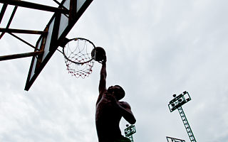 中国男篮迫在眉睫，救命稻草还需10年长成