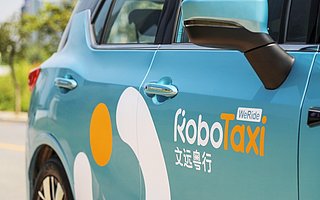 首个十公里城市开放道路试乘，文远知行探索RoboTaxi试运营