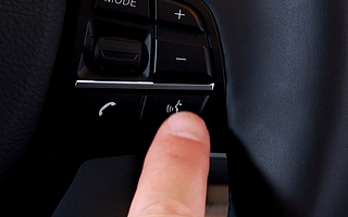 手机和音箱都没达到的语音交互高度，被汽车搞定了