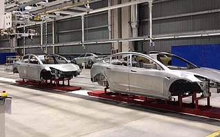 特斯拉上海工廠主體已建成：首輛白車身已下線