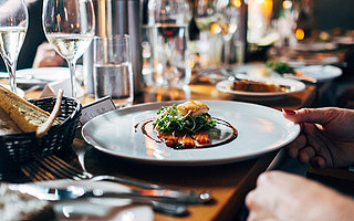 百草味上演易烊千玺演吃会，这波营销何以亮眼？