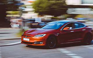 美国警察开特斯拉追疑犯，时速飙到193公里，然后发现没电了