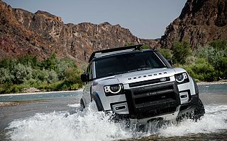 全新路虎卫士新增“黑科技”，可在车外遥控驾驶