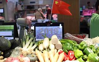 厉害了，这个菜市场，卖菜的称上就看完了国庆阅兵直播