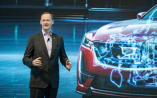 一家传统车企做智能汽车需要几步？