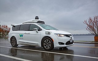 拿掉安全员，Waymo 无人驾驶出租历史性一步