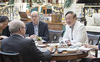 晚报|李国庆谈被老婆逼宫怒摔杯 苹果信用卡用户遭盗刷