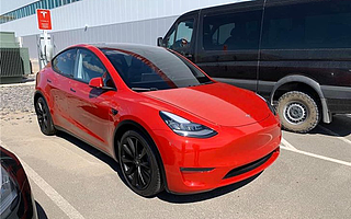 特斯拉Model Y红色版实拍图曝光，后备厢收窄，一体性更强