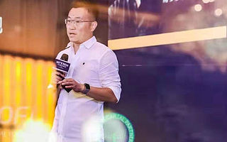 死里逃生后，房多多的新牌局