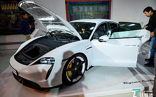 2.8s破百纯电超跑，保时捷Taycan亮相北京 | 一线车讯