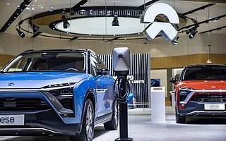 单日股价飙涨，牵手自动驾驶头部企业，蔚来的警报真解除了？