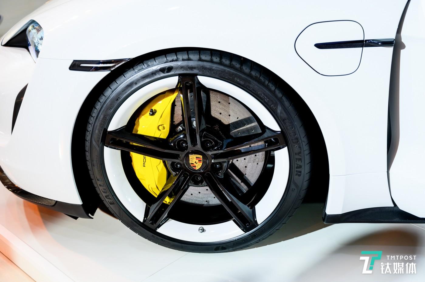 8s破百纯电超跑,保时捷taycan亮相北京 | 一线车讯