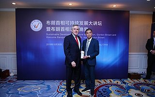 中漢口腔董事長(zhǎng)鐘錫基受邀會(huì)見首相布朗，為英國(guó)王室牙膏Miss Pride助力