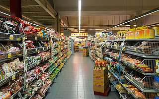 在零售科技上,沃尔玛与亚马逊拿出了两种解法