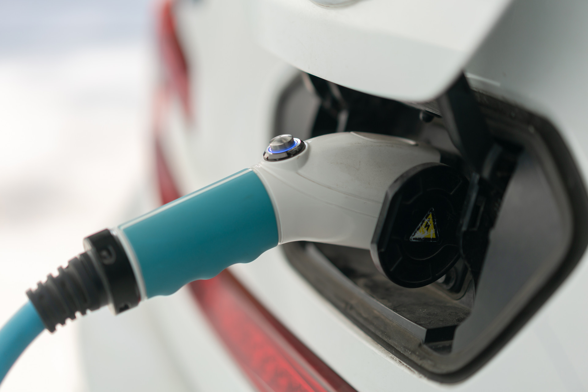 新型电池10分钟充好电动汽车，续航480公里