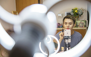 李佳琦被百雀羚放鸽子，薇娅“截胡”？