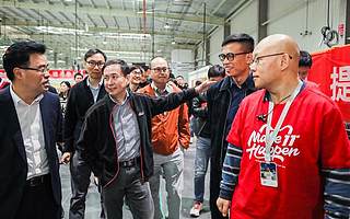 考拉95后客服小妹為客戶立“軍令狀”，請阿里董事局主席張勇簽名見證