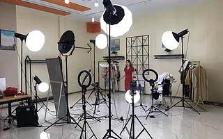 淘宝小主播生存法则：大哭崩溃最多2分钟，身体没垮就必须直播