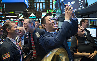 蔚来迷途，李斌挥刀