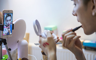 拒绝购买李佳琦的 6 个年轻人