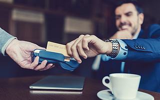 旗下考拉征信被爆涉嫌“黑产”，拉卡拉盘中跌停 | 钛快讯