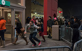 2萬元美容儀、12塊吸管糖都種草，95后的“黑五”購物車有多潮？