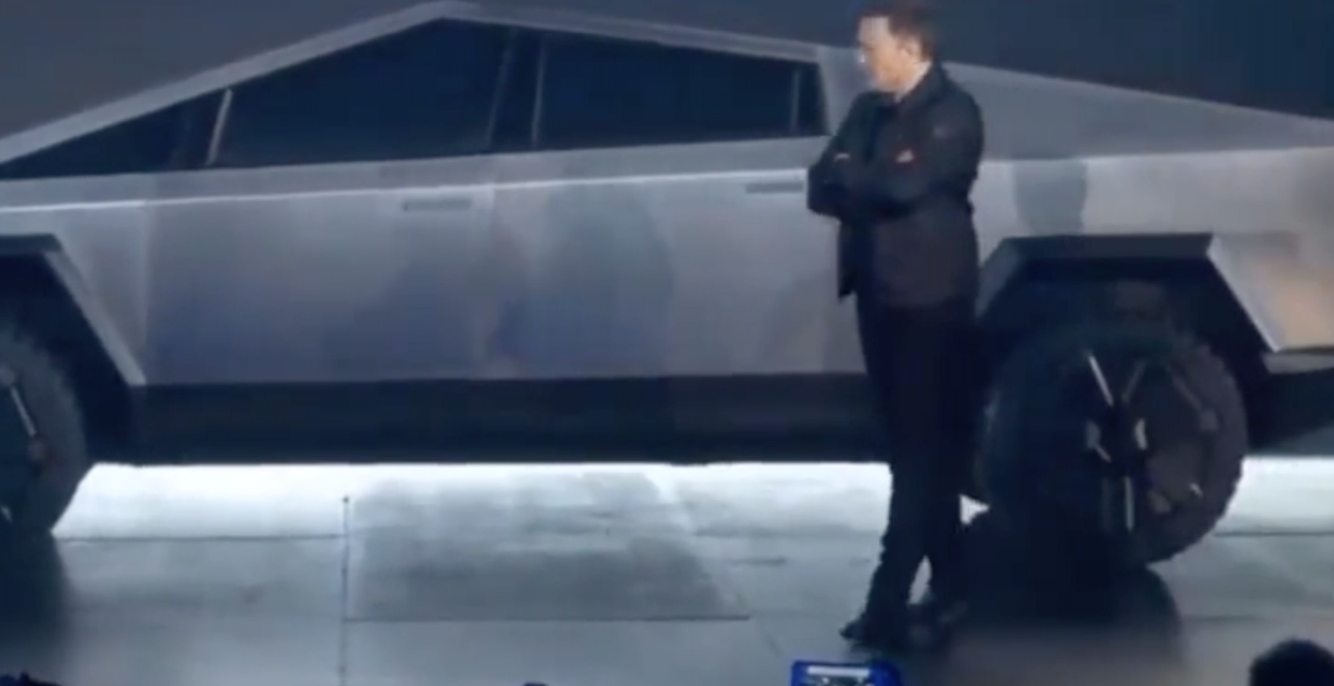 特斯拉电动皮卡正式发布　现场玻璃演示翻车！马斯克：可能是你使劲太大了