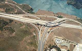 为什么自动驾驶汽车不能使用普通地图导航？