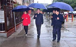 区党工委书记黄俊督导深化文明城市创建工作并召开专题调度会