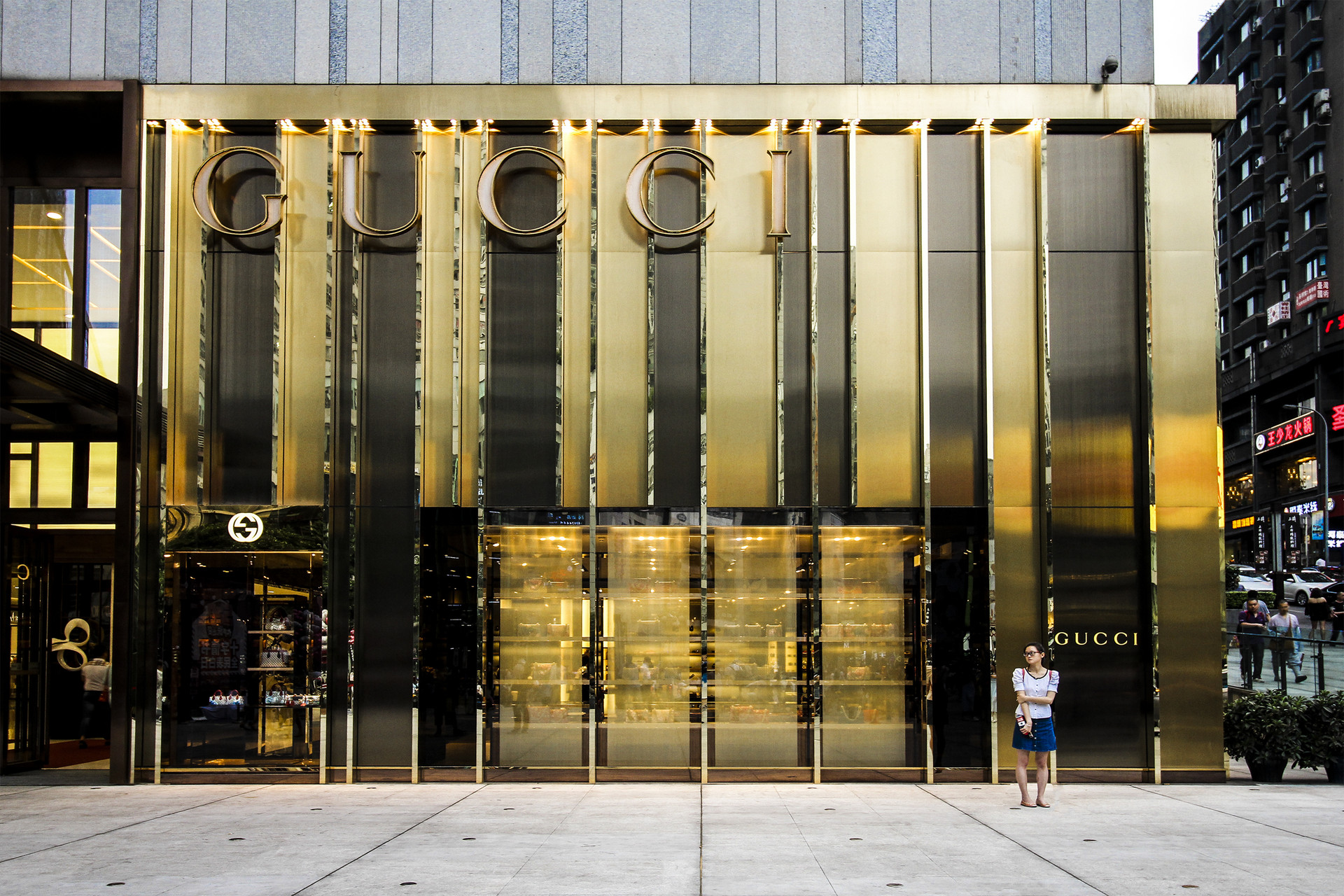 奢侈品牌爆发收购大战？古驰母公司开云洽购高端羽绒服品牌Moncler