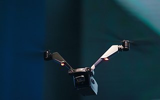 零零科技发布 V 型双旋翼无人机 Falcon ，续航长达 50 分钟