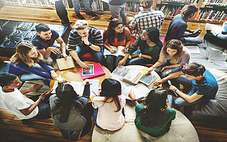 社交媒體背后的內容審核員，直面黑暗的“清道夫”