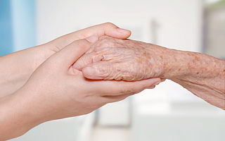 从暴发户、瘾君子，到帮助7000家庭的临终关怀志愿者