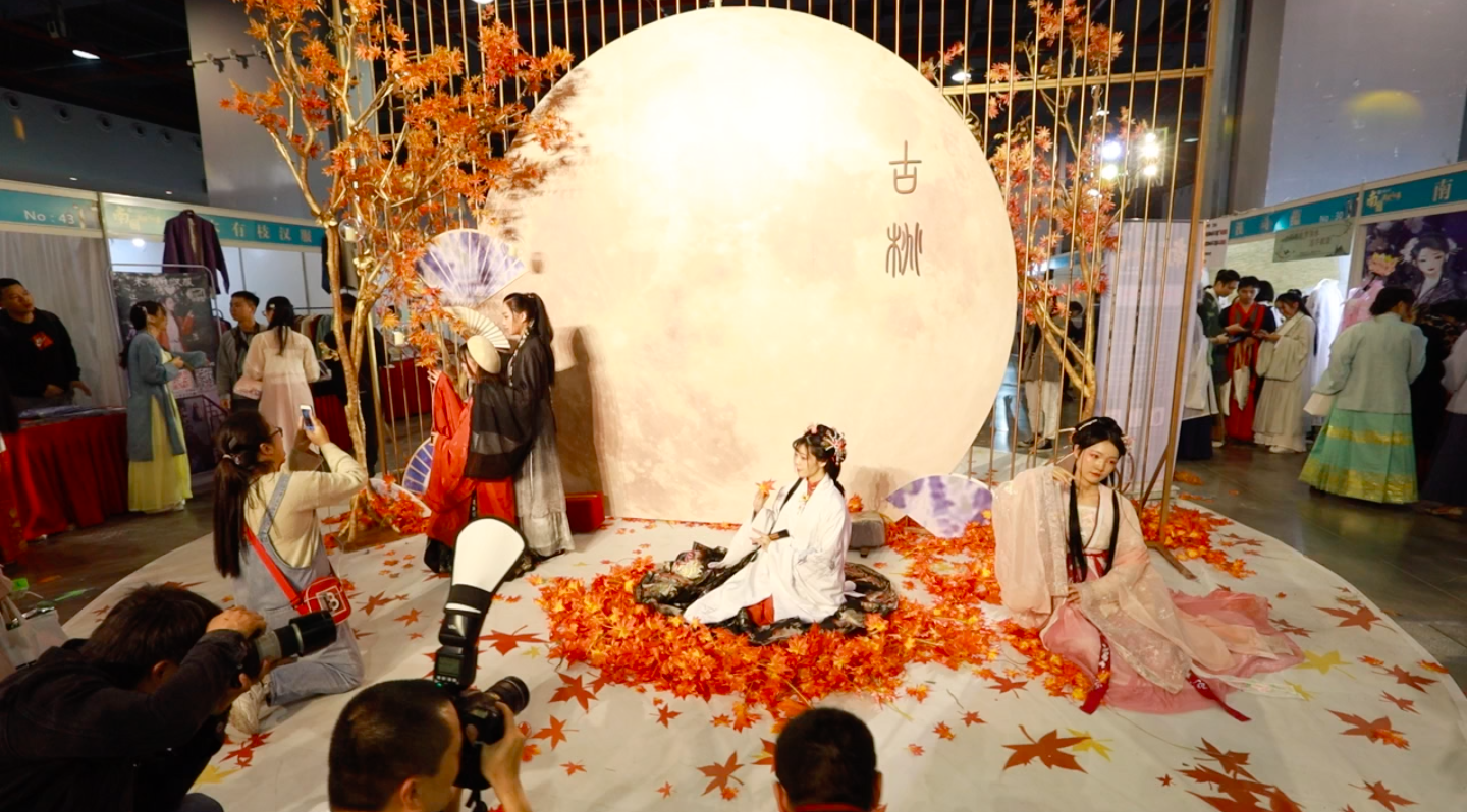 "我们希望为汉服爱好者营造全新场景,围绕每一次汉服出行,从穿搭,妆造