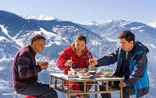 扶贫第一书记在海拔3200米的云端做“吃播”，播放量破千万，带动村民脱贫