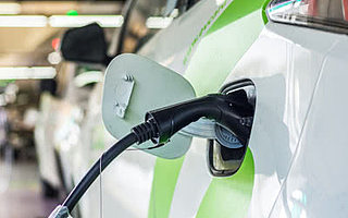 首批新能源汽車“退役潮”來(lái)了！車主哭訴：10萬(wàn)元買的車現(xiàn)在就值3萬(wàn)