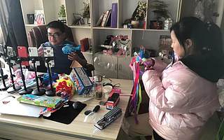 义乌网红村里的一家人:春节不回老家,轮流直播卖货