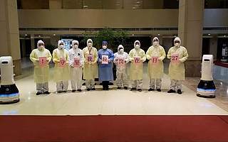 这些隔离区的“送餐员”火了，不穿防护服、不戴口罩还被狂点赞