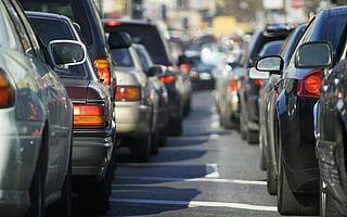 宝马线上直播，经销商打卡报道，汽车业的危机感有多重？