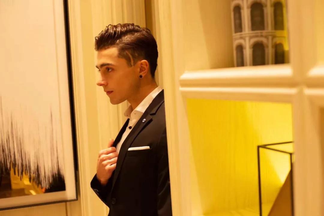 助力中国抗疫,老外拼了!汽车后备箱装满美钞,克服万难运物资