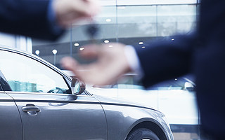 车企直播卖车，车商转型“前置仓”