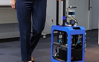 IBM为视障人士开发机器人 形似行李箱