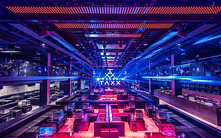 2秒转场北京上海夜店，100万人看明星吃饭，一场疫情下的“娱乐狂欢”