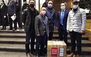 一口气为医疗队捐了4台机器人，这位CEO还觉得非常遗憾