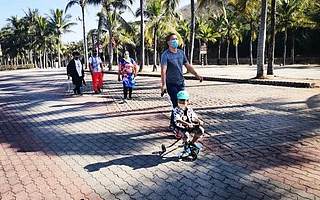 上百万游客缺席，三亚打响经济保卫战：市长亲自直播卖水果