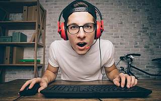 揭秘游戏陪练行业：有土豪一年花300万，接单价格最高的是王校长