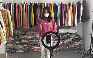 疫情下的杭州四季青韩装档口：一个月亏损15万，直播成“救命稻草”